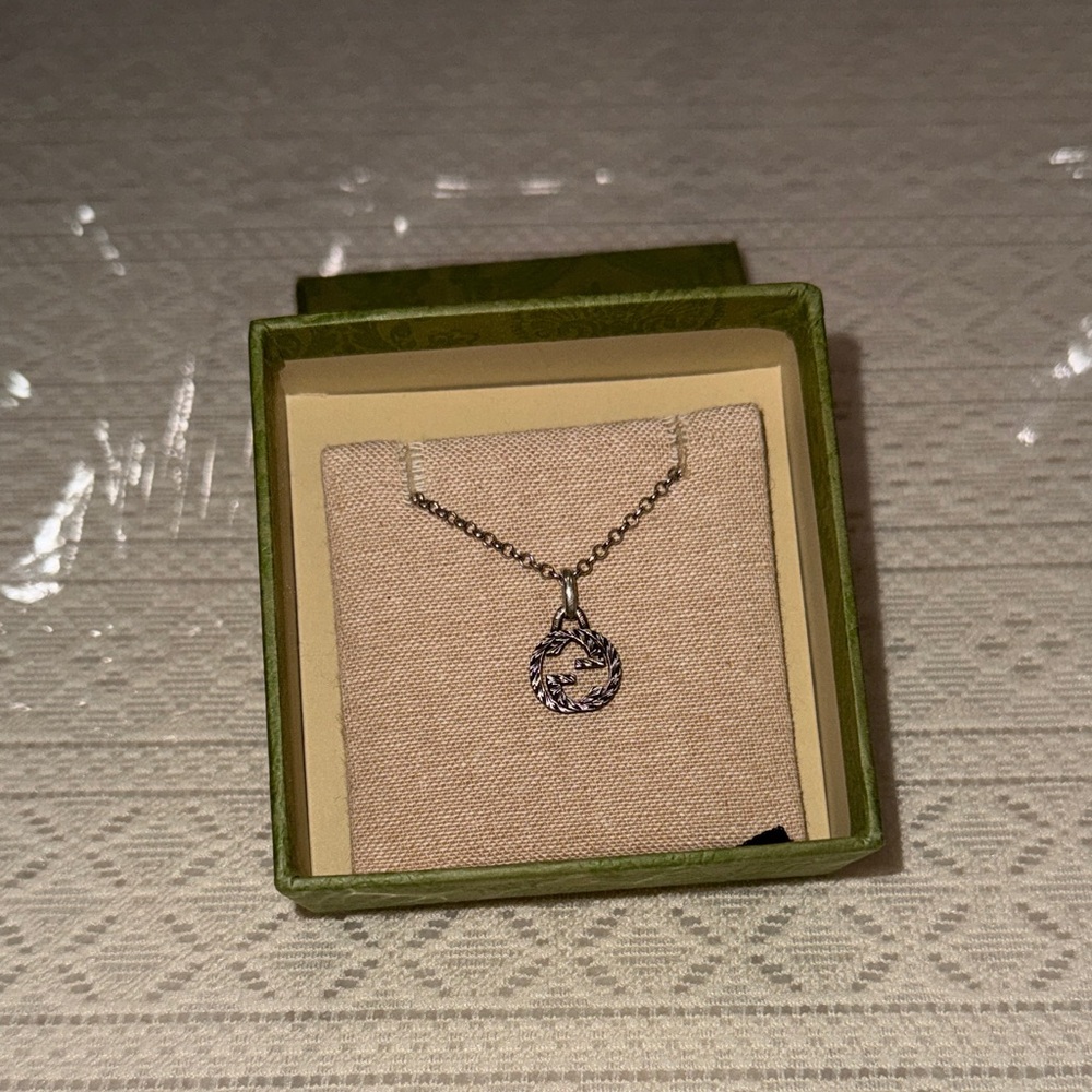 Gucci Interlocking pendant necklace